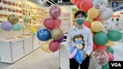 台湾参展商大伦汽球公司销售代表王莉霜表示，香港的“0+3”入境防疫措施相当复杂，如果她是买家会被吓跑 (美国之音/汤惠芸)