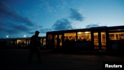 乌克兰亚速钢铁厂撤离的乌克兰军人被送到顿涅茨克地区一个亲俄团体的拘押设施（2022年5月17日）