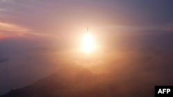 资料照片：朝鲜2024年10月31日试射一枚洲际弹道导弹。