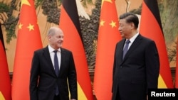 资料照：中国国家主席习近平在北京人大会堂会晤到访的德国总理朔尔茨。（2022年11月4日）