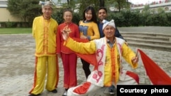 于淼淼(后排右二)和席瓦吉·达斯(后排右一)2013年在陕西延安跟当地的民间舞者合影 (达斯夫妇提供)