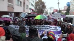 Kadınlar yağmura rağmen meydanlardaydı: “İsyanımızı haykırmak için buradayız”