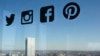 미국 뉴욕 시내 건물 유리창에 소셜미디어 트위터와 인스타그램, 페이스북, 핀터레스트(왼쪽부터) 로고가 붙어있다. (자료사진) 
