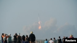 美国太空探索技术公司（SpaceX）星期四（4月20日）在德州首次发射该公司研发的“星舰”超重型运载火箭，但火箭从发射架上点火升空数秒钟后发生爆炸。