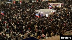 上海虹桥火车站里春节返乡过节的旅客。（2024年2月5日）