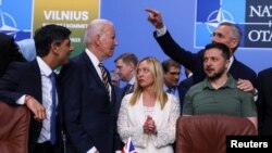 Rais wa Ukraine Volodymyr Zelenskyy, Waziri Mkuu wa Uingereza Rishi Sunak, Rais wa Marekani Joe Biden, Waziri Mkuu wa Italia Giorgia Meloni na Katibu Mkuu wa NATO Stoltenberg wakipohudhuria mkutano wa Baraza la NATO-Ukraine, huko Vilnius, Julai 12, 2023. 