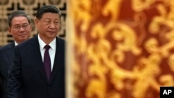 中国领导人习近平和总理李强步入北京人大会堂。（2024年6月28日）