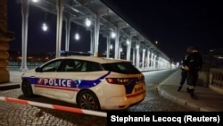 French police secures the access to the Bir-Hakeim bridge after a security incident in Paris, France December 3, 2023. REUTERS/Stephanie Lecocq