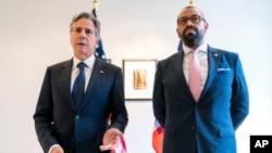 آنتونی بلینکن وزیر خارجه آمریکا در کنار همتای بریتانیایی در حاشیه نشست گروه هفت درباره سودان ابراز نگرانی کرد.