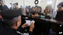 ጥምር ዜግነት ያላቸው ፍልስጤማውያን ወደ ግብፅ ለመሻገር ሲመዘገቡ፤ እአአ ህዳር 2/2023 