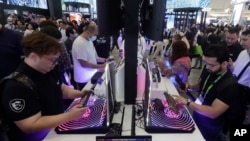 台湾民众在世界最大规模电脑展之一的台北国际电脑展上参观电子最新产品。(2024年6月4日)