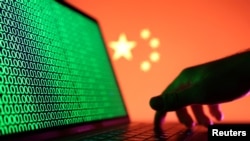 资料图片：中国国旗与笔记本电脑。