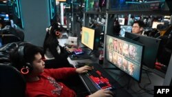 北京一家网吧里年轻人正在玩电游。（2024年1月26日）