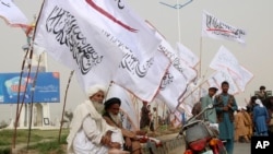资料照片：2023年8月15日，阿富汗塔利班在坎大哈纪念美国领导联军撤离阿富汗两周年。（美联社照片）