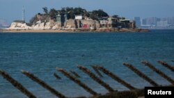 在台湾金门岛越过台湾烈屿岛遥望中国厦门市。（2024年2月21日）