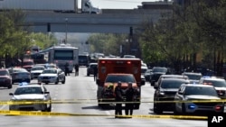 路易斯维尔大都会警察局的警察守卫在发生重大枪击案的老国家银行建筑外。(2023年4月10日)