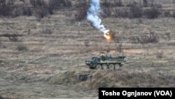 Вежба со оклопните борбени возила „страјкер“ на Криволак