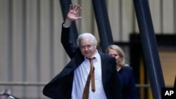 ဩစတြေးလျနိုင်ငံ Canberra မြို့လေဆိပ်မှာတွေ့ရတဲ့ Julian Assange (ဇွန် ၂၆၊ ၂၀၂၄)