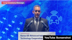 돈 그레이브스 미국 상무부 부장관이 21일 서울에서 열린 ‘한미 첨단산업기술협력 포럼’에서 연설했다. 사진 = '국제협력 TV' YouTube 캡처.