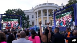 Broadway Inspirational Voices tampil selama konser Juneteenth di Halaman Selatan Gedung Putih di Washington, Selasa, 13 Juni 2023. (Foto: AP)