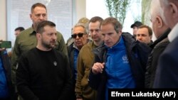 乌克兰总统泽连斯基在在乌克兰南部的扎波罗热市会晤到访的联合国原子能机构总干事拉斐尔·马里亚诺·格罗西。 （2023年3月27日）