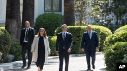 Kryeministri grek duke u larguar nga takimi me presidenten e vendit (22 prill 2023)