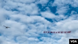 2023年11月14日早上9点多，旧金山湾区人权组织人道中国、中国人权、加州自由雕塑公园租的飞机拉着巨型反共横幅在旧金山上空飞行，上面写着“终结中共、自由中国、自由香港、自由西藏、自由维吾尔“ 。（美国之音）