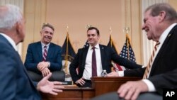 美国国会众议院美国和中国共产党战略竞争特设委员会2023年2月28日召开首场听证会，委员会主席、共和党联邦众议员迈克·加拉格尔（图中）主持。