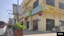 在缅甸克伦邦新建城镇水沟谷可以看到带有中文和缅甸语招牌的中国餐馆。（美国之音缅甸语组照片）