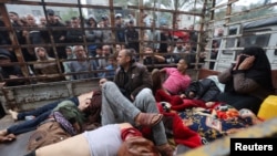 受伤的巴勒斯坦人被送往加沙地带南部汗尤尼斯的纳赛尔医院。（2023年12月5日）