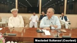 محمود خان اڅکزی او د تحریک انصاف ګوند یو مشر ګوهر ایوب په اسلام اباد کې د پرلت کمېټۍ له ډلې سره.