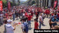 İşçiler halay çekerek eylemlerini sonlandırdı