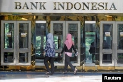 FILE: Orang-orang berjalan ke pintu masuk bank sentral Indonesia, Bank Indonesia (BI) di Jakarta, 21 Juli 2016. (REUTERS/Iqro Rinaldi)