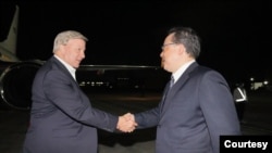 美国众议院军事委员会主席罗杰斯率领多位委员会两党成员2023年6月27日晚间抵达台湾。台湾外交部北美司副司长马博元前往接机。（照片来源：台湾外交部）