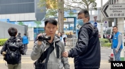 便衣警察全程近距离拍摄3名社民连成员，到政府总部就《基本法》23条立法请愿 (美国之音/汤惠芸)