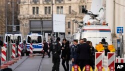 በሚዩኒክ በሚካሄደው የጸጥታ ጉባዔ የጸጥታ ሠራተኞች ባየርሸር ሆፍ ሆቴል በሥራ ላይ ሚዩኒክ፤ ጀርመን እእአ የካቲት 16/2024