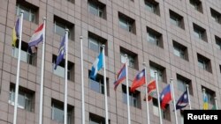 2023年3月26日，在台湾台北的大使馆所在的外交区，曾经悬挂着洪都拉斯国旗的旗杆，目前已空。旁边是其他国家的国旗。