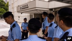 香港警察在高等法院外站岗，该法院将就反送中运动中的抗议歌曲“愿光荣归香港”是否违反国安法并需要被禁止作出裁决。（2023年7月21日)