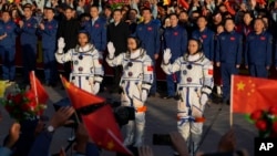 中国在酒泉卫星发生基地发射神舟十七号载人飞船，航天员汤洪波、唐胜杰和江新林出席欢送仪式。（2023年10月26日）