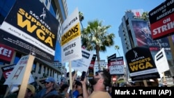 2023年7月13日，在洛杉矶街头，美国演员工会-美国电视和广播艺人联合会宣布罢工，编剧组成的罢工纠察队在网飞工作室外集会，声援演员。这是自1960年以来首次演员和编剧同时举行罢工。 （美联社）