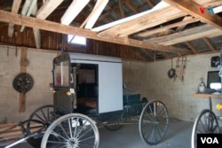 "El caballo y la calesa les ayudan a mantener ese ritmo de vida lento", dijo a la VOA la escritora Susan Hougelman, autora del libro Inside the simple life, sobre la vida de los Amish. [Fotografía: Ismael Rodríguez/VOA]