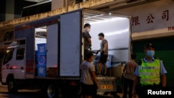 香港警察突然搜查葵涌永建路高威工业中心一单位并运走材料。（2023年7月5日）