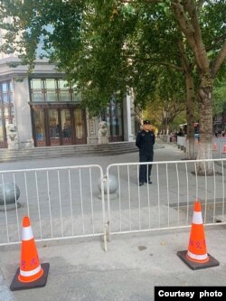 10月25日上午沈阳市和平区法院戒备森严，门前用铁栅栏围着 (王宇提供)