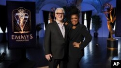 Direkte Akademi Televizyon an Frank Scherma ak Yvette Nicole Brown pandan anons pwogram ak akte ki ranpote nominasyon pou pri Emmy ane sa a, 12 Jiye 2023 nan Los Angeles.