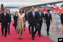 资料照：叙利亚总统阿萨德和夫人乘坐中国国际航空公司的飞机抵达中国杭州参观访问。（2023年9月1日）