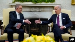 2023年10月25日，拜登总统在华盛顿白宫椭圆形办公室会见澳大利亚总理安东尼·阿尔巴尼斯（左）。（美联社照片）