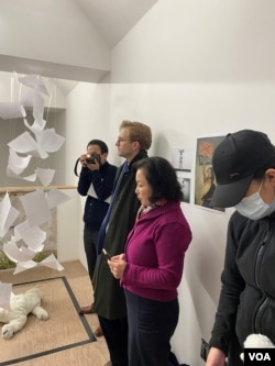 拉希玛·马赫穆特(右二)在开幕式纪念乌鲁木齐大火失去的生命 (美国之音/李伯安)