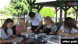 „Кампот е само еден начин да им дадеме помош и поддршка, да го олесниме нивниот престој во нашата држава“, потенцира Александра Валканоска од Црвениот Крст на град Скопје.