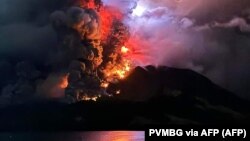 Gunung Ruang memuntahkan lahar panas dan asap terlihat dari Sitaro, Sulawesi Utara. (Foto: PVMBG via AFP)
