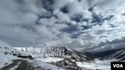 6月的雪山中一条通往拉达克地区列城地区的道路。（美国之音比拉勒·侯赛因摄）